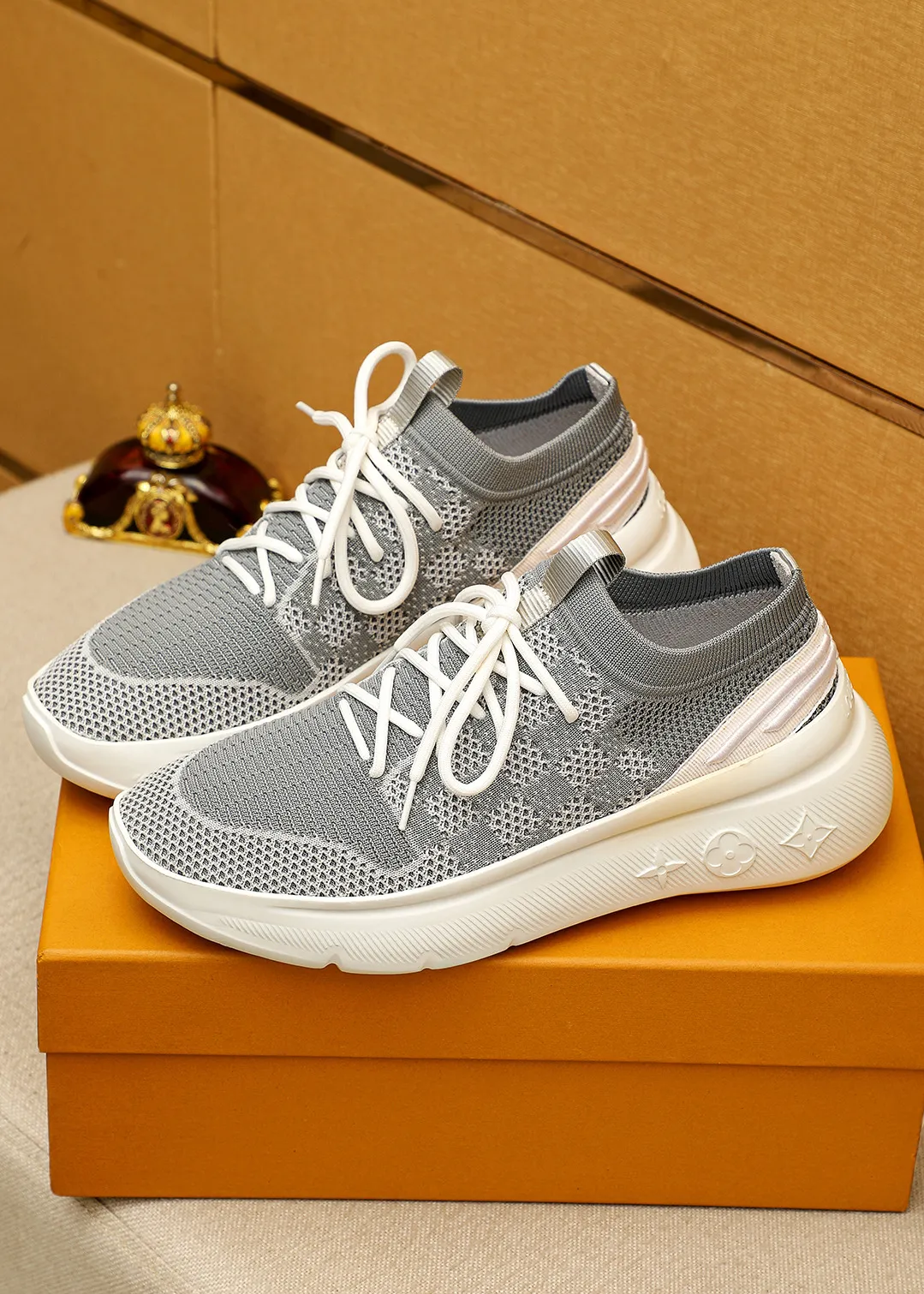 Men's men's shoes 💰480💐 Louis Vuitton Louis Vuitton 2025 new four-season lace-up series! The complex fly-knitting process for shoe uppers is now on the market. The counter has LV shape embossed stitching with original patterns, original raw materials, fabrics, and original fly-knitting! The inside is original and customized! 1:1 outsole mold opening! Foam outsole! 38-44 (45 customized)